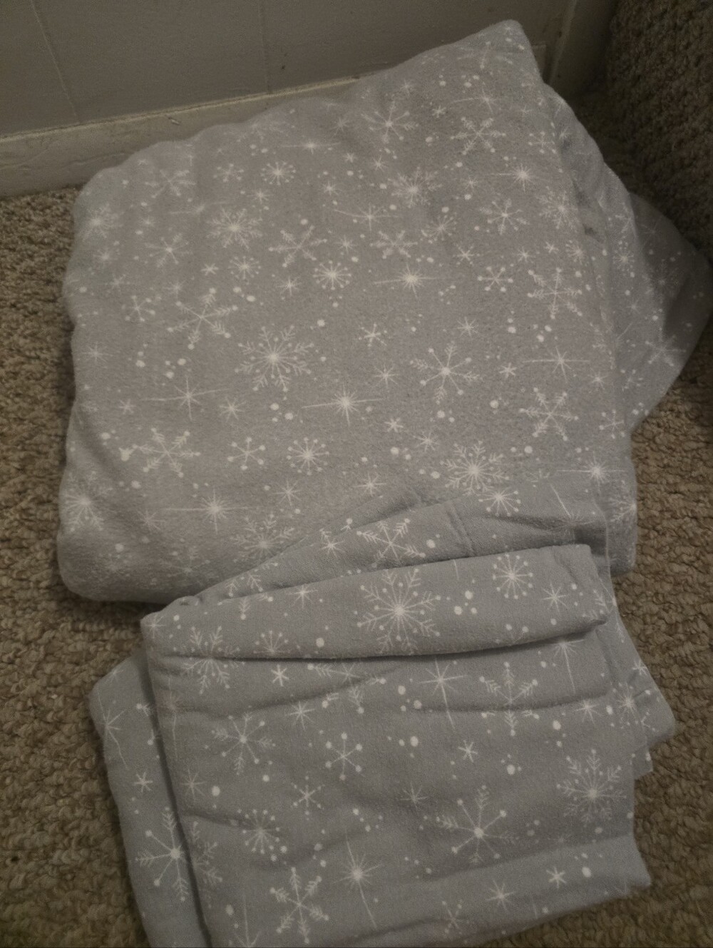 Soft Gray Snowflake Fitted Sheet And 2 Pillowcases
